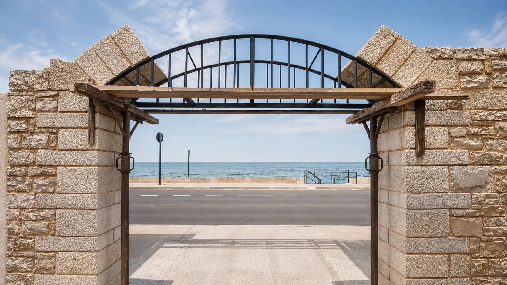 Ingresso ad arco realizzato in pietra davanti al mare